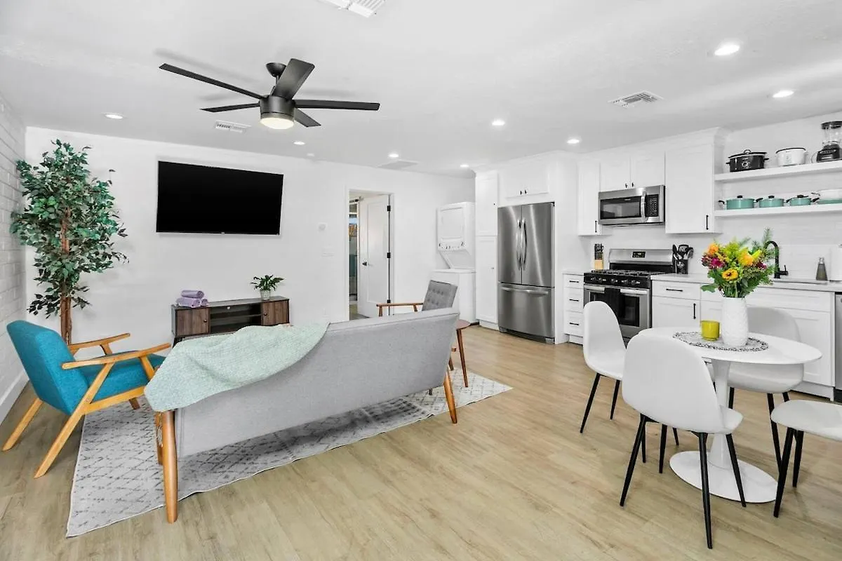 Phoenix Gem Near Old Town Holiday home