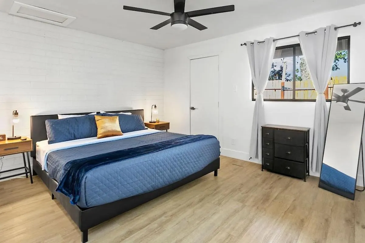 Phoenix Gem Near Old Town Holiday home