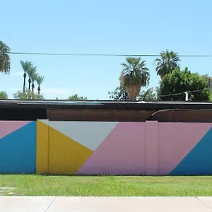 Newly Remodeled Midcentury Pink Flamingo Casa Holiday home