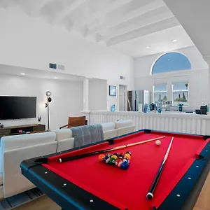 Chic Uptown - Pool Table & Perfect Location Holiday home